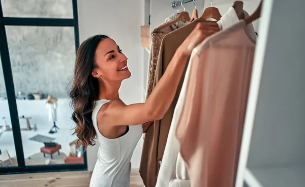 Jovem Mulher Morena Atraente Escolhe Roupas Guarda Roupa Casa — Fotografia de Stock