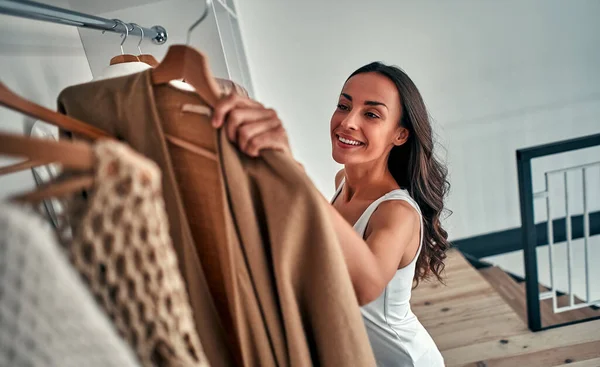 Jovem Mulher Morena Atraente Escolhe Roupas Guarda Roupa Casa — Fotografia de Stock