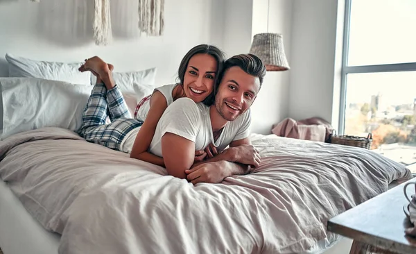 Mutlu Genç Çift Evde Yatak Odasında Otururken Sarılıyor Gülümsüyor — Stok fotoğraf