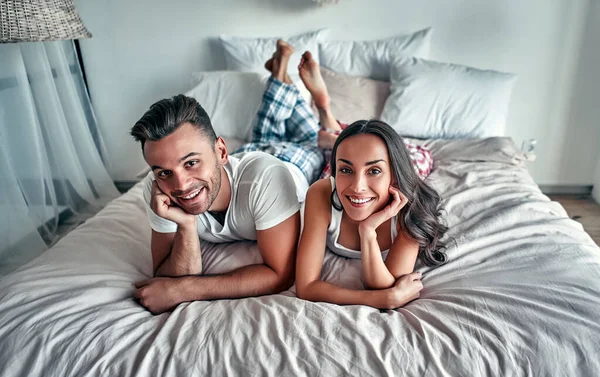 Glückliches Junges Paar Umarmt Und Lächelt Während Hause Auf Dem — Stockfoto