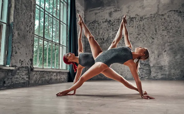 Fitness Stretching Grupp Två Attraktiva Kvinnor Som Gör Yoga Wellness — Stockfoto