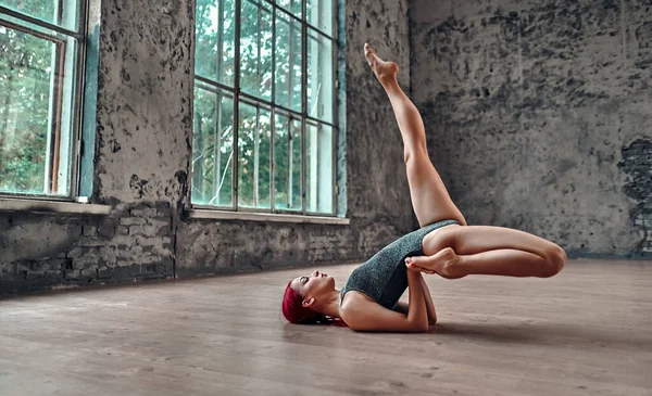 Vacker Ung Flicka Grå Baddräkt Yoga Konceptet Gymnast Gör Övningar — Stockfoto