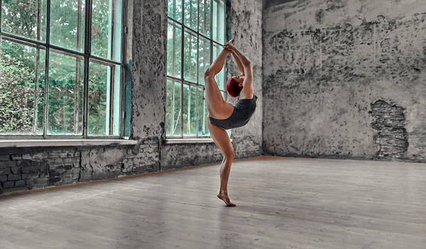 Ung Atletisk Kvinna Grå Baddräkt Gör Gymnastik Yoga Konceptet Flickan — Stockfoto