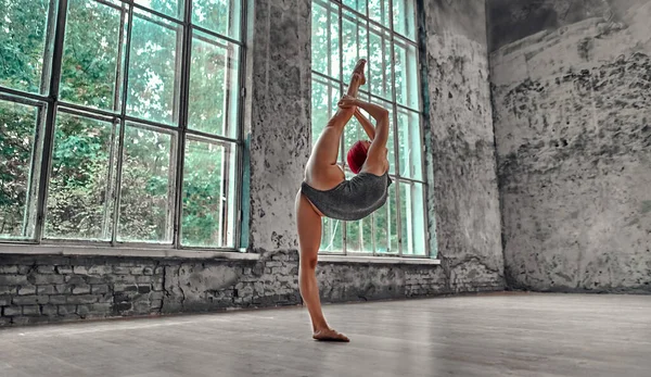 Ung Atletisk Kvinna Grå Baddräkt Gör Gymnastik Yoga Konceptet Flickan — Stockfoto