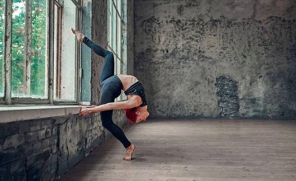Ung Atletisk Kvinna Svart Leggings Gör Gymnastik Nära Fönstret Yoga — Stockfoto