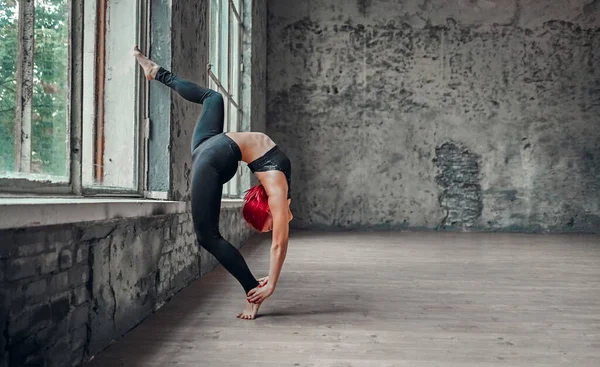 Ung Atletisk Kvinna Svart Leggings Gör Gymnastik Nära Fönstret Yoga — Stockfoto