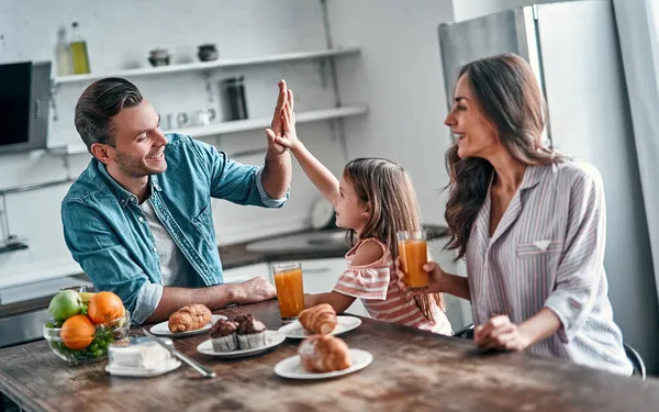 Dar Mais Cinco Papá Enquanto Come Cozinha Família Feliz Estão — Fotografia de Stock