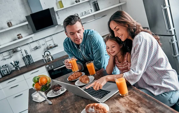 Mom Dad Little Beautiful Daughter Have Breakfast Kitchen Using Laptop — Stock Photo, Image