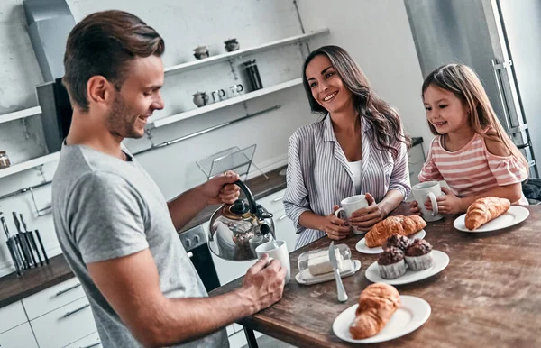 Anne Baba Küçük Güzel Kızları Mutfakta Çay Partisi Yapıp Sohbet — Stok fotoğraf