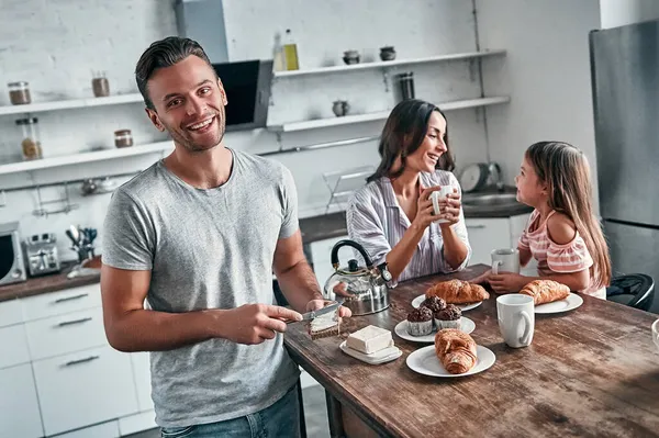 Anne Baba Küçük Güzel Kızları Mutfakta Çay Partisi Yapıp Sohbet — Stok fotoğraf