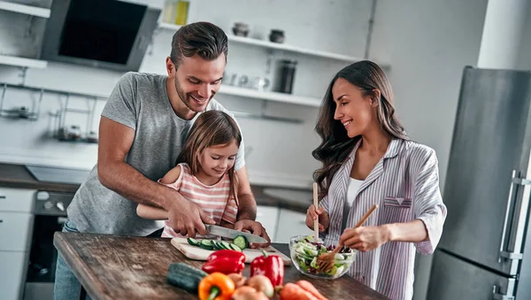 Anne Baba Kızı Mutfakta Yemek Pişiriyor Mutlu Aile Kavramı Yakışıklı — Stok fotoğraf