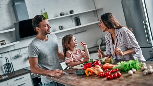 Anne Baba Kızı Mutfakta Yemek Pişiriyor Mutlu Aile Kavramı Yakışıklı — Stok fotoğraf