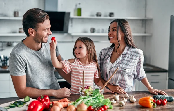 Anne Baba Kızı Mutfakta Yemek Pişiriyor Mutlu Aile Kavramı Yakışıklı — Stok fotoğraf