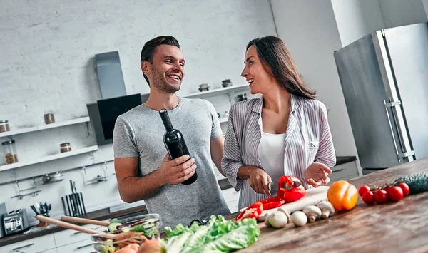 Romantik Çift Mutfakta Yemek Pişiriyor Bir Şişe Şarapla Yakışıklı Bir — Stok fotoğraf