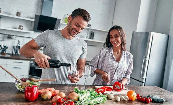 Romantik Çift Mutfakta Yemek Pişiriyor Bir Şişe Şarapla Yakışıklı Bir — Stok fotoğraf