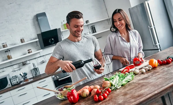 Romantik Çift Mutfakta Yemek Pişiriyor Yakışıklı Adam Bardaklara Şarap Dolduruyor — Stok fotoğraf