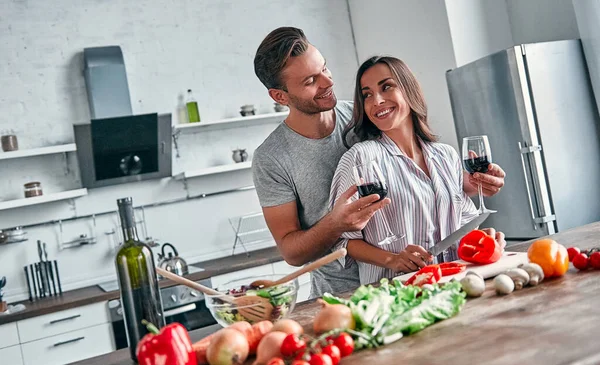 Romantik Çift Mutfakta Yemek Pişiriyor Şarap Kadehleriyle Yakışıklı Bir Adam — Stok fotoğraf