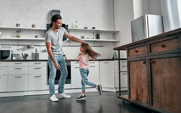 Fijne Vaderdag Papa Dochter Dansen Keuken Lachen — Stockfoto