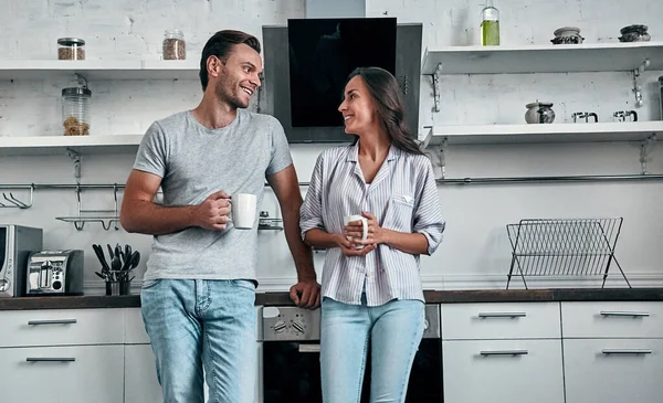 Romantisches Junges Paar Der Küche Trinkt Kaffee Attraktive Junge Frau — Stockfoto