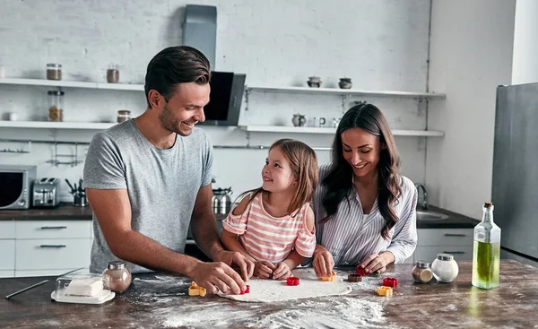 Petite Fille Mignonne Ses Beaux Parents Sont Biscuits Découpés Pâte — Photo