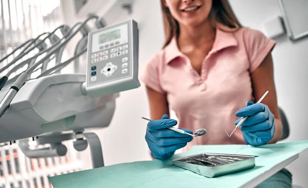 Οδοντίατρος Εργάζεται Στην Κλινική Σύγχρονης Στοματολογίας Στοματολογικό Όργανο Στην Οδοντιατρική — Φωτογραφία Αρχείου