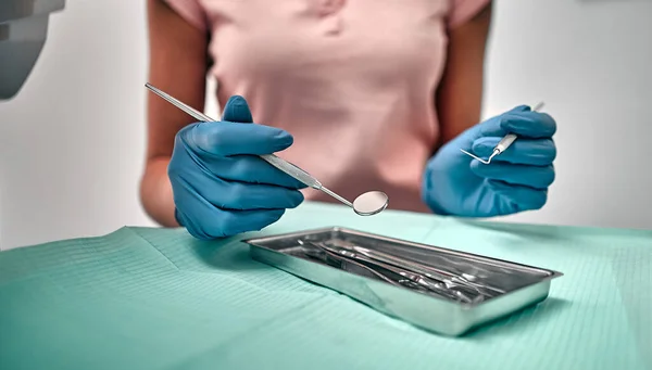 Οδοντίατρος Εργάζεται Στην Κλινική Σύγχρονης Στοματολογίας Στοματολογικό Όργανο Στην Οδοντιατρική — Φωτογραφία Αρχείου