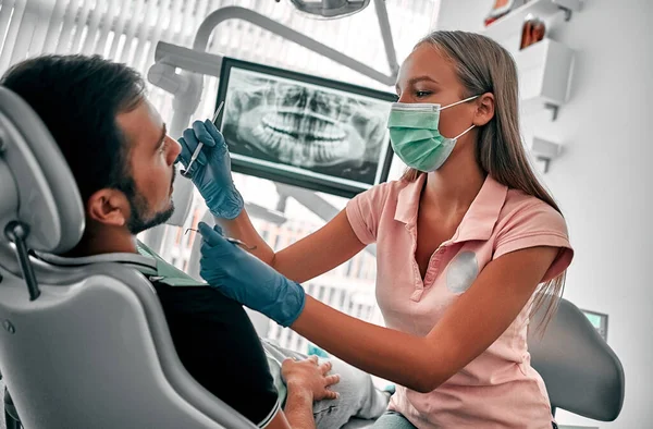 Vrouwelijke Tandarts Masker Onderzoeken Van Een Patiënt Met Gereedschap Tandheelkundige — Stockfoto