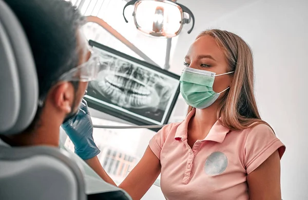Dentista Con Máscara Trata Diente Con Taladro Clínica Dental Médico —  Fotos de Stock