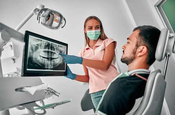 Imagem Médico Dentista Apresentando Com Filme Raio Dentário Recomendar Paciente — Fotografia de Stock