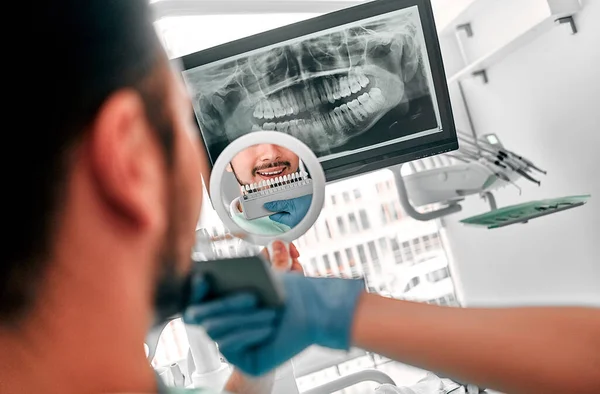 Όμορφος Νέος Στην Στοματολογική Κλινική Υγιή Λεύκανση Δοντιών Οδοντίατρος Ελέγχει — Φωτογραφία Αρχείου