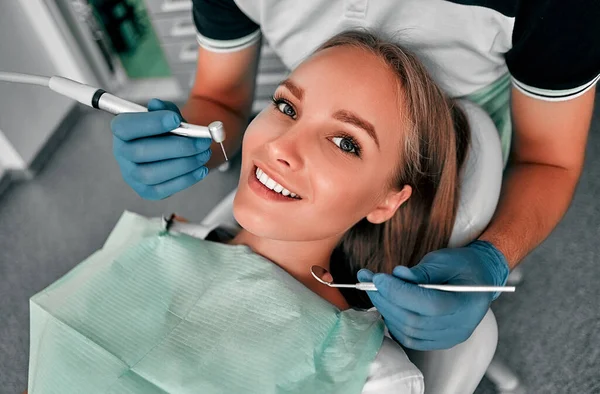 Dentista Muy Cuidadosamente Comprobar Reparar Los Dientes Joven Paciente Femenino —  Fotos de Stock