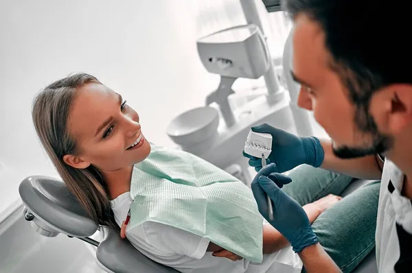 Mannelijke Tandarts Met Tanden Model Kunstgebit Tonen Uitleggen Aan Patiënt — Stockfoto