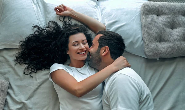 Schönes Liebevolles Paar Küsst Sich Bett — Stockfoto