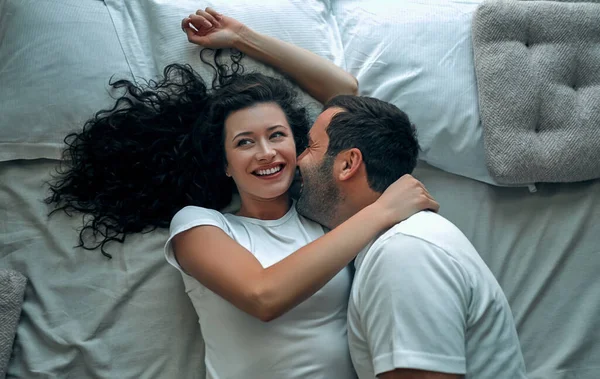 Vackra Kärleksfulla Par Kyssas Sängen — Stockfoto