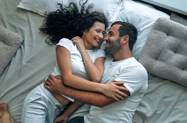 Güzel Bir Çift Yatakta Öpüşüyor — Stok fotoğraf