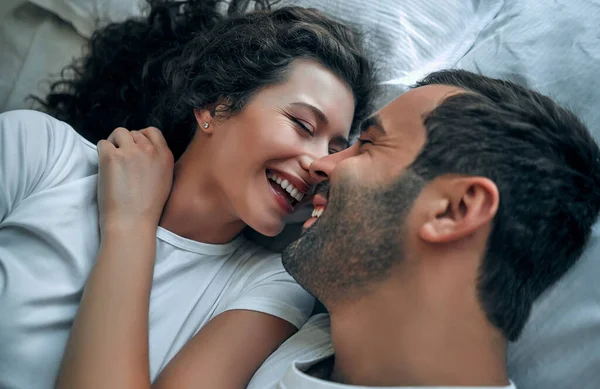 素敵なカップルがベッドでキス — ストック写真