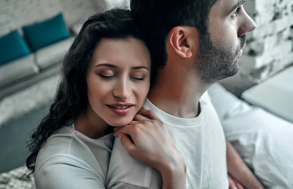 Jovem Casal Bonito Cama Abraçando Conceito Matinal Casal — Fotografia de Stock