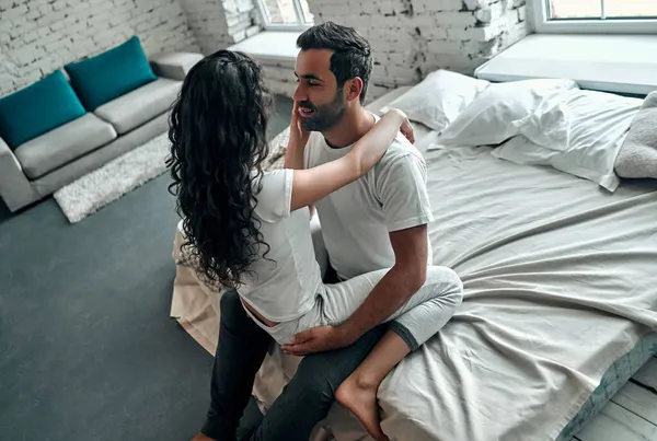 Yatakta Sarılan Genç Güzel Bir Çift Evli Bir Çiftin Sabah — Stok fotoğraf
