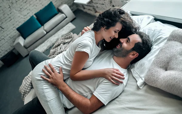 Casal Feliz Está Deitado Cama Juntos Desfrutando Companhia Uns Dos — Fotografia de Stock