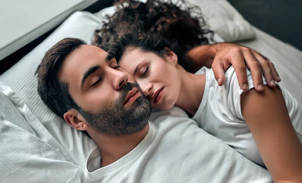Bonito Jovem Casal Abraçando Enquanto Dormem Juntos Cama Casa — Fotografia de Stock