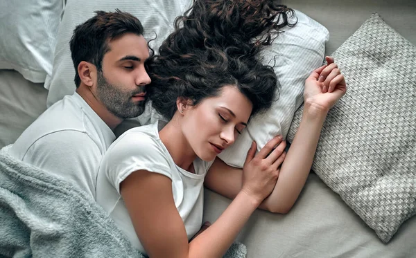 Visão Superior Belo Jovem Casal Abraçando Enquanto Dormem Juntos Cama — Fotografia de Stock