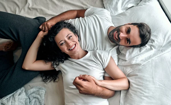 Lyckligt Par Ligger Sängen Tillsammans Njuter Varandras Sällskap — Stockfoto