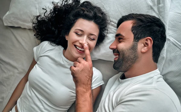Glückliches Paar Liegt Zusammen Bett Die Gesellschaft Des Anderen Genießen — Stockfoto