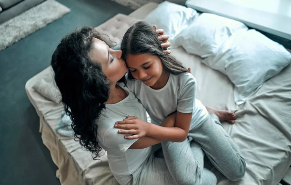 Feliz Família Amorosa Mãe Sua Filha Criança Menina Beijando Abraçando — Fotografia de Stock