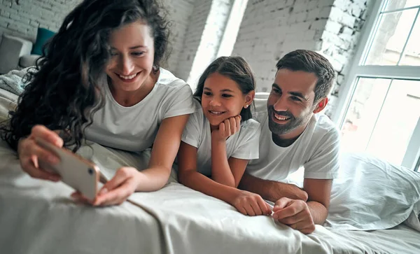 Glückliche Junge Familie Macht Selbstporträt Mit Smartphone — Stockfoto