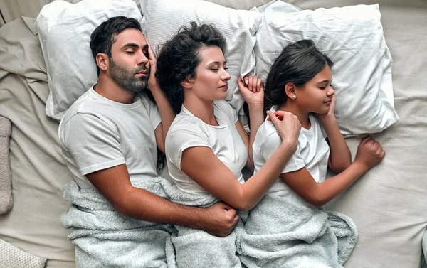 Keluarga Tidur Tempat Tidur Yang Nyaman — Stok Foto