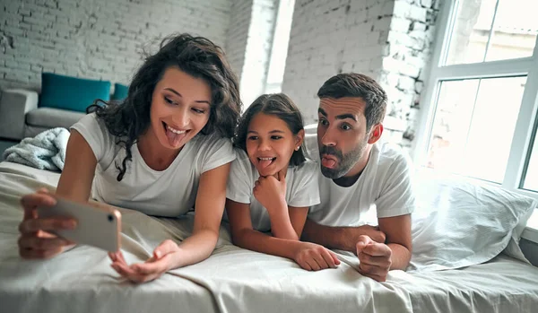 Happy Young Family Maak Een Zelfportret Met Smartphone — Stockfoto