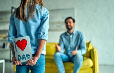 Kızınız babanızı tebrik eder ve Babalar Günü 'nde ona kartpostal atar.!