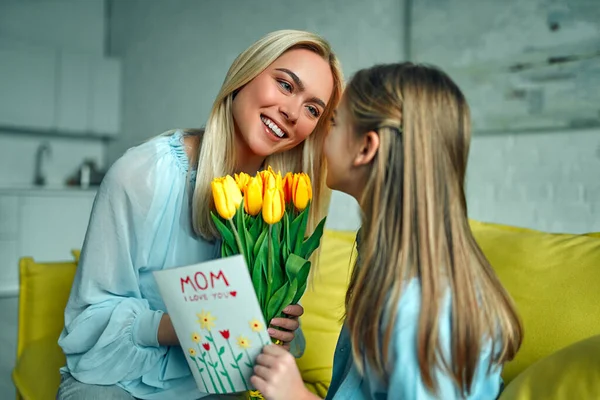 Glad Mors Dag Dottern Gratulerar Mamma Och Ger Henne Blommor — Stockfoto