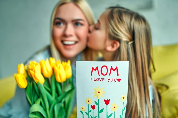 Glad Mors Dag Barn Dotter Gratulerar Mor Kysser Och Ger — Stockfoto